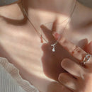 Colar feminino  francês com pingente de gota d’água em zircônia brilhante.