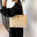 Bolsa feminina ,com textura em couro macio, grande capacidade, modelo tote, com acessórios pendurados, bolsa de ombro.