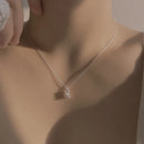 Colar feminino  francês com pingente de gota d’água em zircônia brilhante.