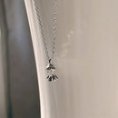 Colar feminino  francês com pingente de gota d’água em zircônia brilhante.