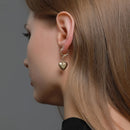 Conjunto de joias  de coração em metal banhado a ouro brilhante, simples e delicado.