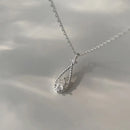 Colar feminino  francês com pingente de gota d’água em zircônia brilhante.