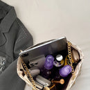 Bolsa feminina ,com textura em couro macio, grande capacidade, modelo tote, com acessórios pendurados, bolsa de ombro.